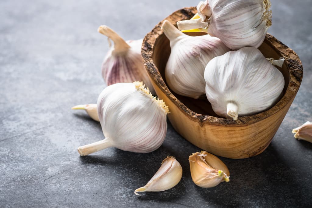 garlic's health benefits and its keto friendliness
